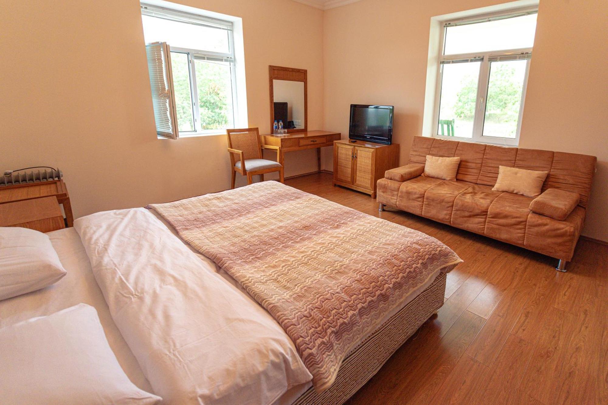Chabiant Guesthouse Chateau Monolit Ikinci Yeniyol Kültér fotó